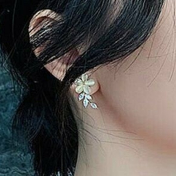 Crystal Rhinestone Yellow Flower Leaf Women's Stud Earrings Brand New - Picture 4 of 4